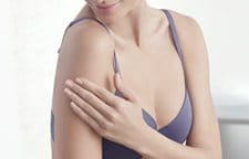 Жена нанася  продукт за грижа на ръката си