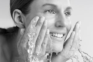 Жена измива лицето си