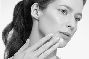 Жена пипа лицето си с ръка