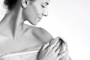 Жена, увита в хавлия.