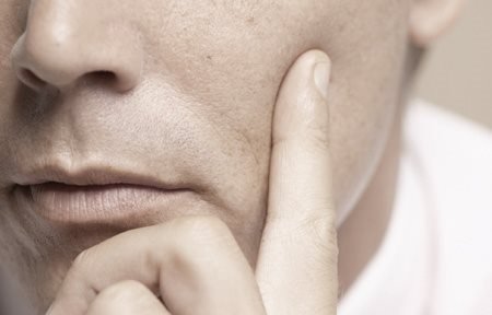 Пръст върху буза