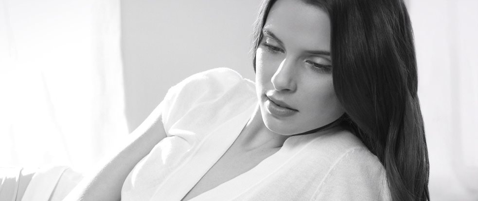 Жена с тъмна кожа в отпусната поза