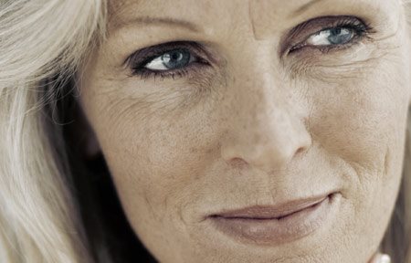 Възрастна жена с бяла кожа и старчески петна