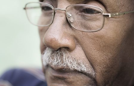 Възрастен чернокож мъж с видими назолабиални бръчки