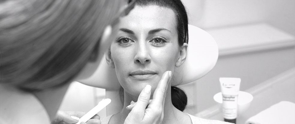 Женско лице се третира с продукт на Eucerin