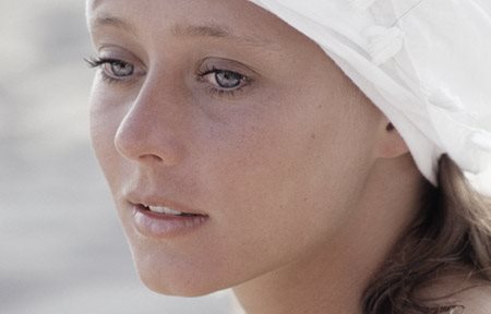 Жена с бяла шапка. 