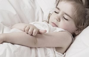 Малко момиченце разчесва ръката си