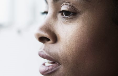 Женско лице с тъмна кожа