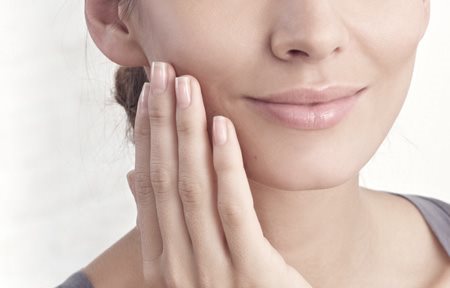 Жена нанася Eucerin Hyal-Urea дневен или нощен крем