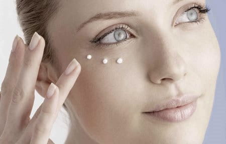 Жена нанася Eucerin Hyal-Urea Крем за околоочния контур