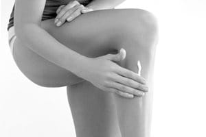 Жена докосва левия си крак