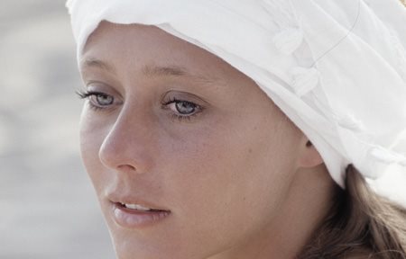 Лицето на млада жена