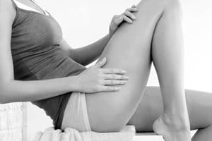 Жена нанася продукт на Eucerin на ръката си