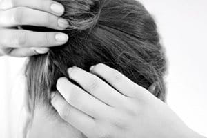 Жена чеше сърбящия си скалп