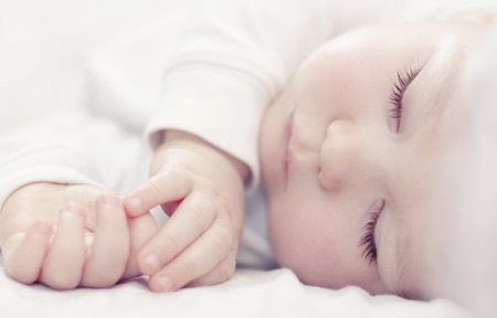 Бебе в поза за сън.