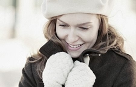 Жена, облечена със зимни дрехи.