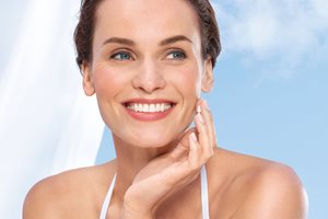 Жена, която докосва лицето си