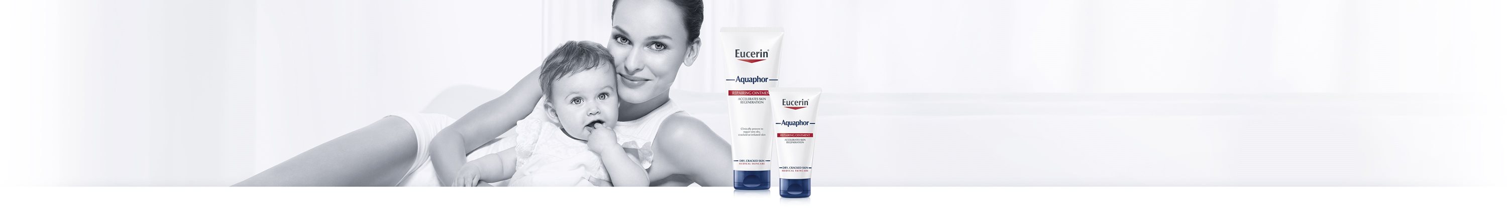 Жена със суха и напукана кожа на лактите