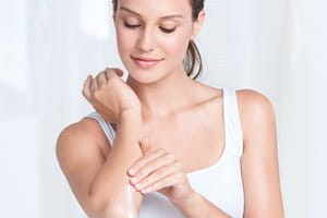 Жена, увита в хавлия.